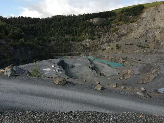 Steinbruch des Hartsteinwerks Kitzbühel mit terrassierten Abbauwänden