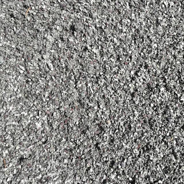 Nahaufnahme des gebrochenen Diabas-Materials im Steinbruch