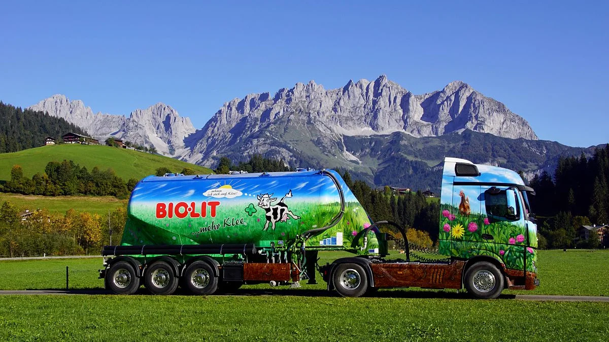 Bemalter Biolit-Silozug des Hartsteinwerks vor dem Wilden Kaiser